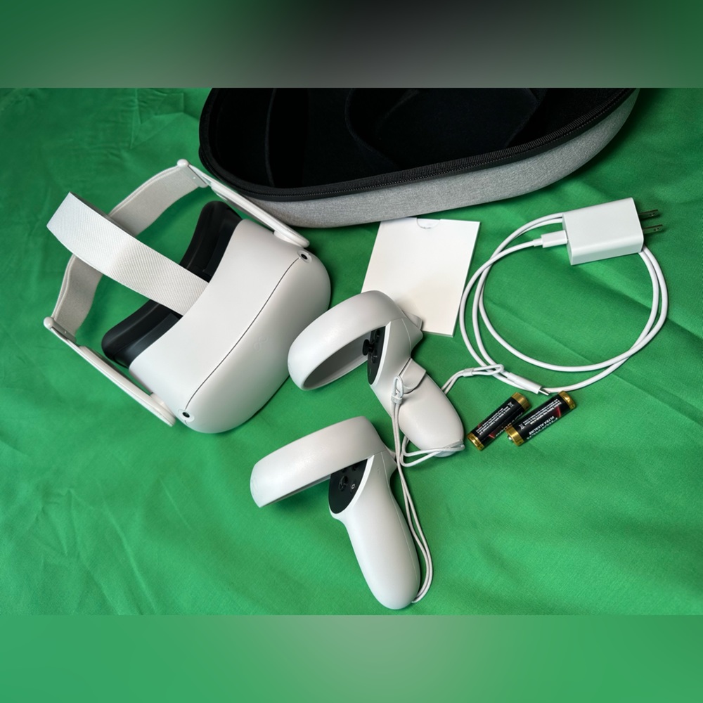 Meta Quest 2 128GB With Portable Heavy Duty Case! $250 With Case $200 Without